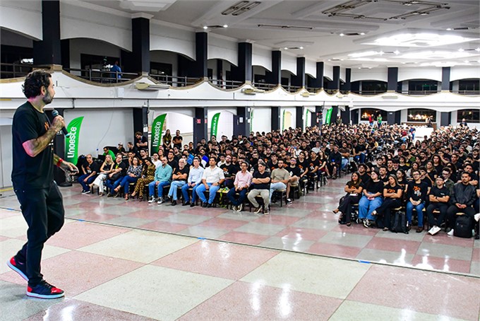 Cerca de mil pessoas acompanham a palestra de abertura da Infoeste 2026, que reúne estudantes e profissionais para discutir tecnologia
