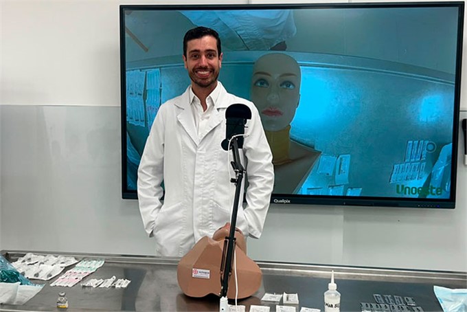 Professor Mario apresenta manequim para aula prática de cricotireoidostomia