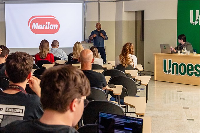Especialista em marketing, Júnior Teixeira abordou o reposicionamento de marcas e o papel da identidade visual na relação com o público