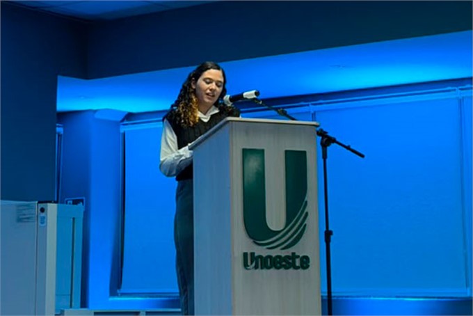 Maria Clara, do 3º termo de Psicologia, faz a abertura da cerimônia na Unoeste Guarujá