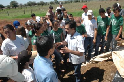Estudantes conhecem cotidiano da Fazenda Experimental  