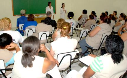 Alunas de Enfermagem do Trabalho orientam sobre conjuntivite