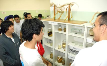 Alunos do Sarrion visitam Aecin da Unoeste