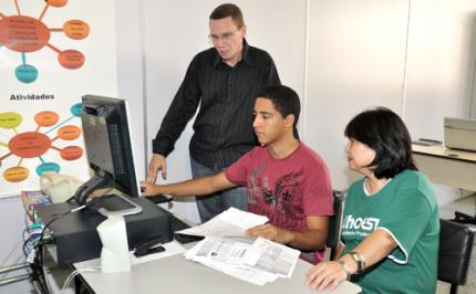 Acadêmicos fazem plantão sobre Imposto de Renda