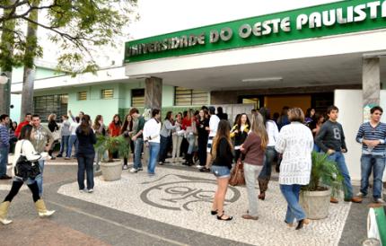 Aprovados no Vestibular Unoeste comemoram conquista