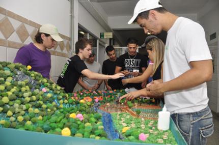 Alunos de Engenharia Ambiental fazem maquete de microbacia
