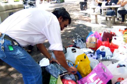 Enfermagem entrega 2,7 mil roupas para pastoral de Prudente