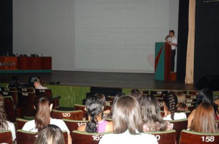 Profissionais e alunos são orientados sobre doenças da voz