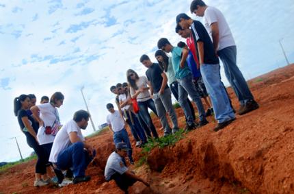 Alunos de Ambiental visitam APPs para complementar ensino