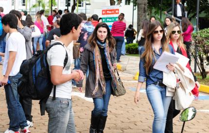 Candidatos buscam ingresso na Unoeste em vestibular