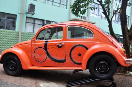Fusca e bicicleta dialogam sobre o trânsito