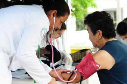 Enfermagem presta serviços gratuitos à comunidade