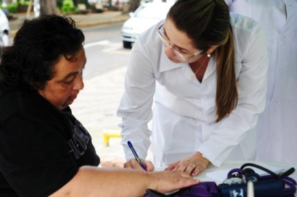 Enfermagem presta serviços gratuitos à comunidade