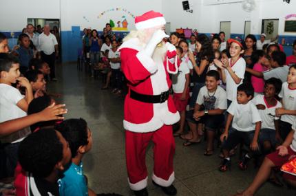 Projeto Árvore da Solidariedade entrega presentes em escola