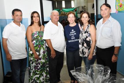 Projeto Árvore da Solidariedade entrega presentes em escola