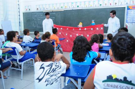 Teatro de fantoches estimula crianças a cuidar dos dentes 