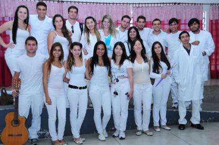 Teatro de fantoches estimula crianças a cuidar dos dentes 