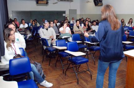 Enfermagem percorre bairros em ação de combate à dengue