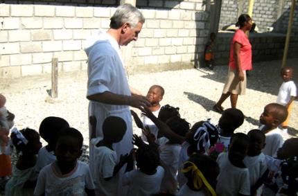 Campanha sensibiliza universidade para situação do Haiti