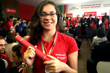 Aluna de Comunicação recebe certificado de bolsa Santander