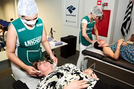 Servidoras da Receita Federal recebem atendimentos estéticos