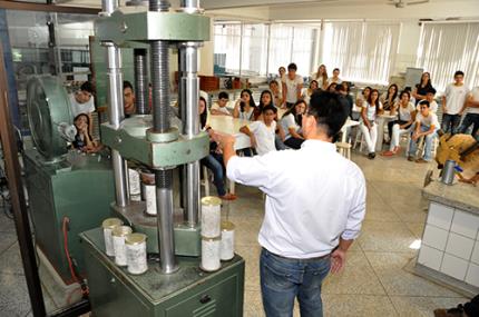 Estudo laboratorial de engenharia é demonstrado a visitantes