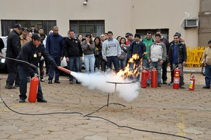 Foco de incêndio alastra rápido e exige preparo para combate