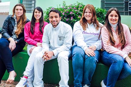 Alunos de Odontologia levam pesquisas a congresso da área