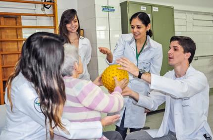 Fisioterapia atende gratuitamente casos de Parkinson