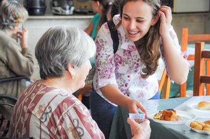 Idosos do São Rafael se divertem com Páscoa antecipada