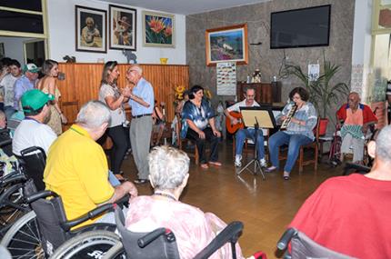 Idosos do São Rafael se divertem com Páscoa antecipada