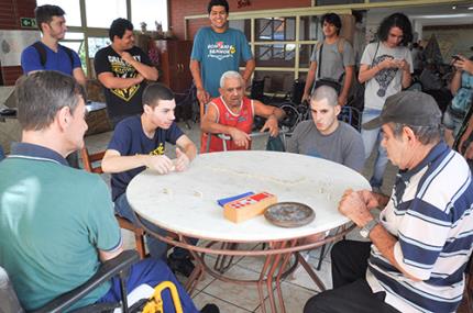 Idosos do São Rafael se divertem com Páscoa antecipada