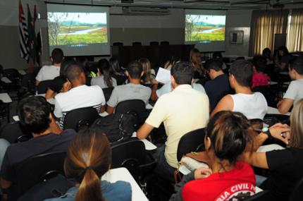 Estudantes de Engenharia Ambiental refletem sobre uso d´água