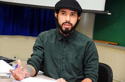 Leitura de foto em livro didático não passa da contemplação