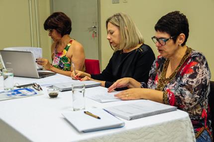 Leitura de foto em livro didático não passa da contemplação