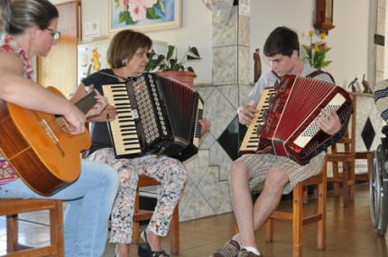 Alunos levam carinho, música e ajuda a moradores de asilo