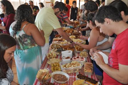 Alunos levam carinho, música e ajuda a moradores de asilo