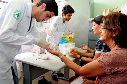 Biomedicina aplica teste de colesterol em pacientes de UBS