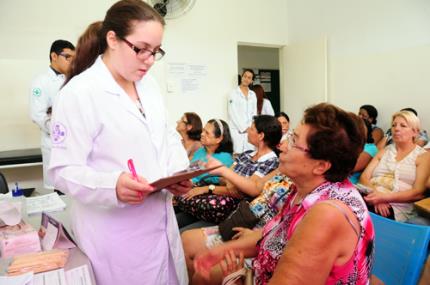 Biomedicina aplica teste de colesterol em pacientes de UBS