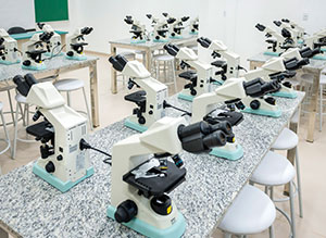 Laboratório de Biologia Celular e Molecular integra os ambientes de estudo dos futuros profissionais da saúde.
