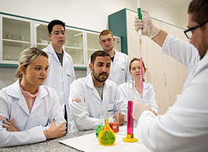 Laboratório de Bioquímica: permite o desenvolvimento de habilidades de estudos importantes para a formação.