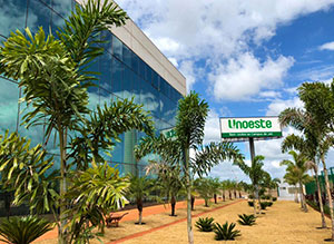 Vista parcial da fachada do novo campus de Jaú: moderno e sustentável impressiona quem passa pelo local.